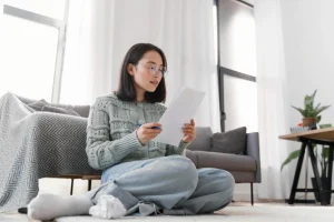 wanita melihat tagihan biaya tinggal di apartemen
